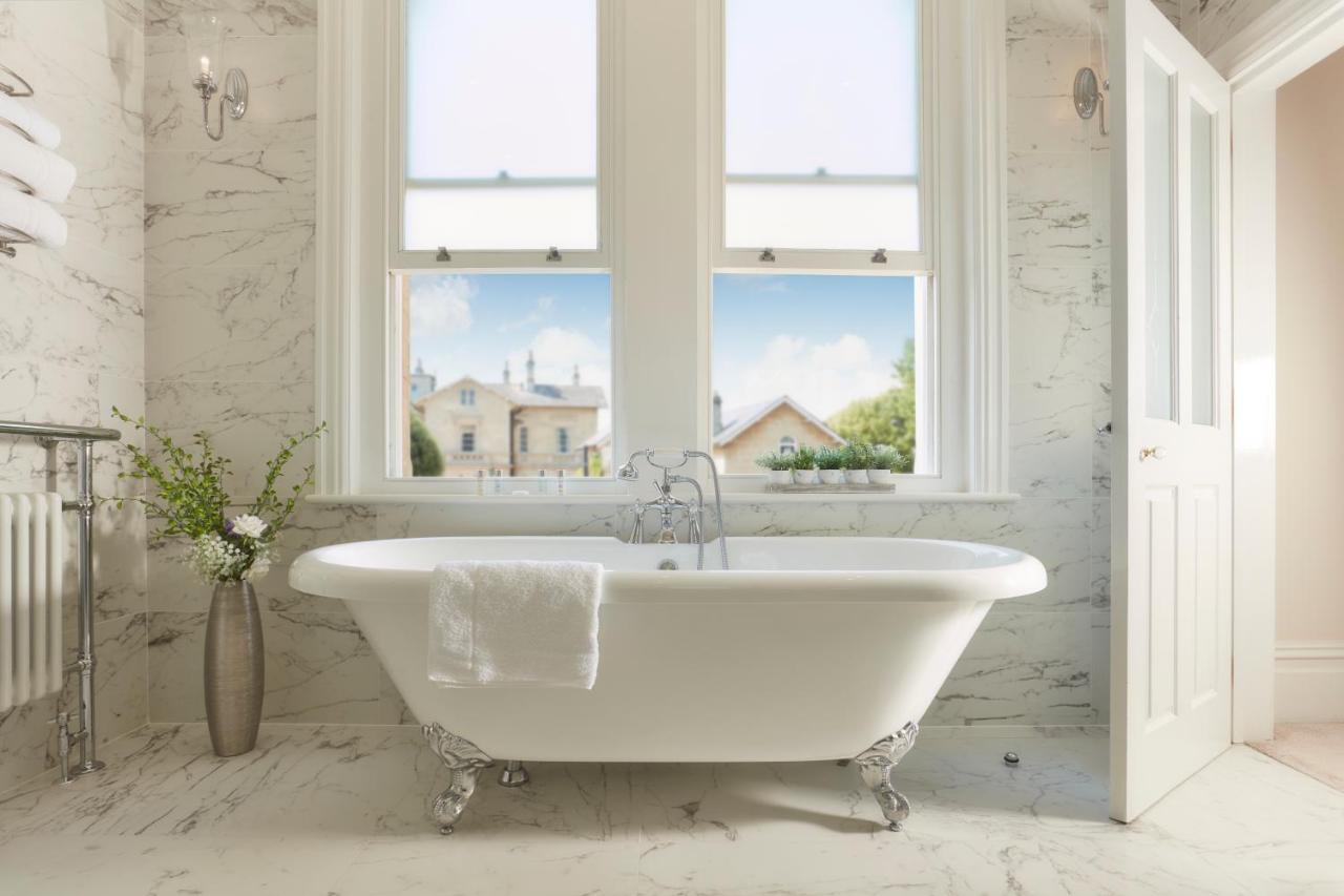 Bathen House Boutique Hotel Ngoại thất bức ảnh A freestanding bathtub