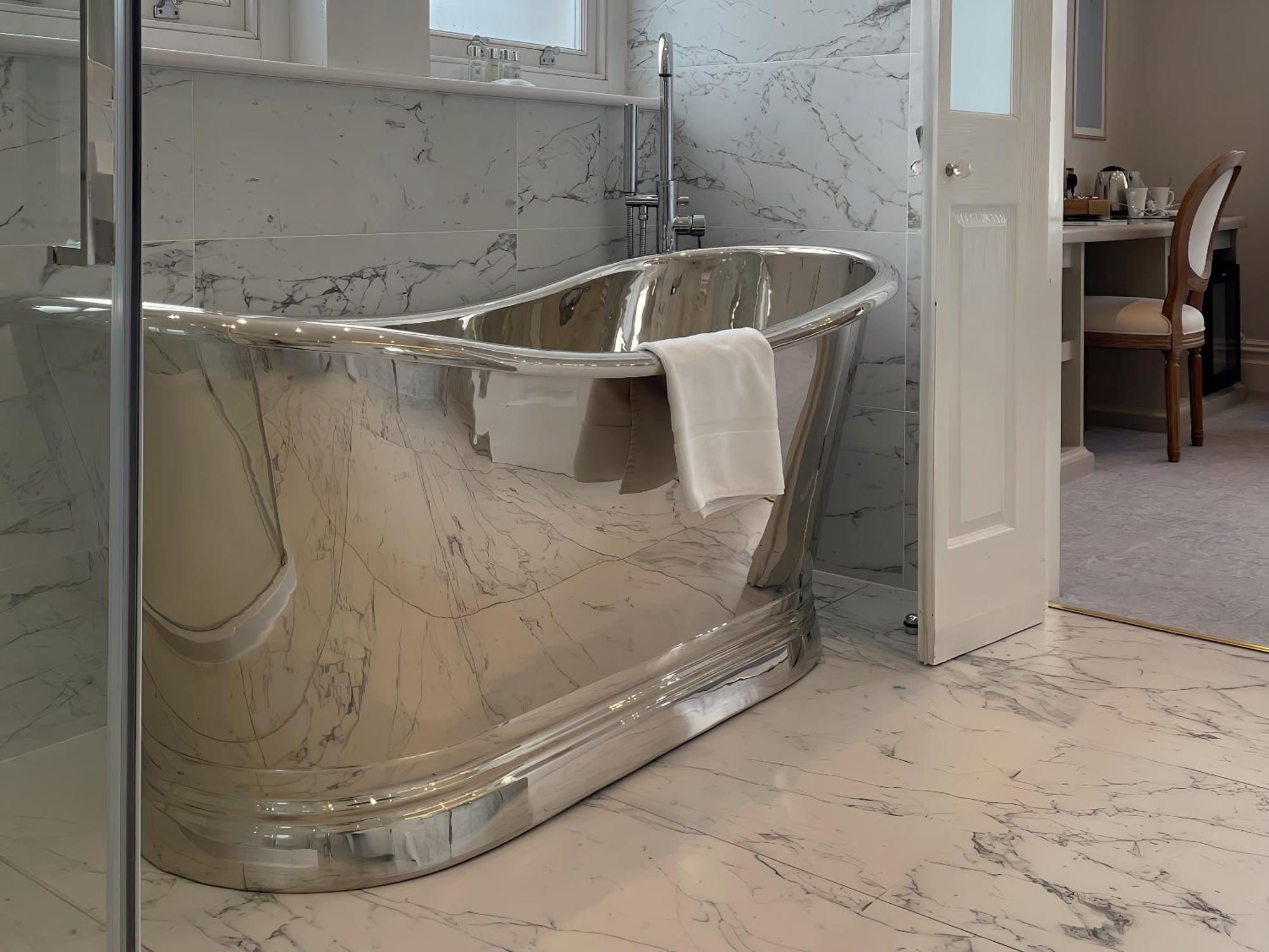 Bathen House Boutique Hotel Phòng bức ảnh A freestanding bathtub