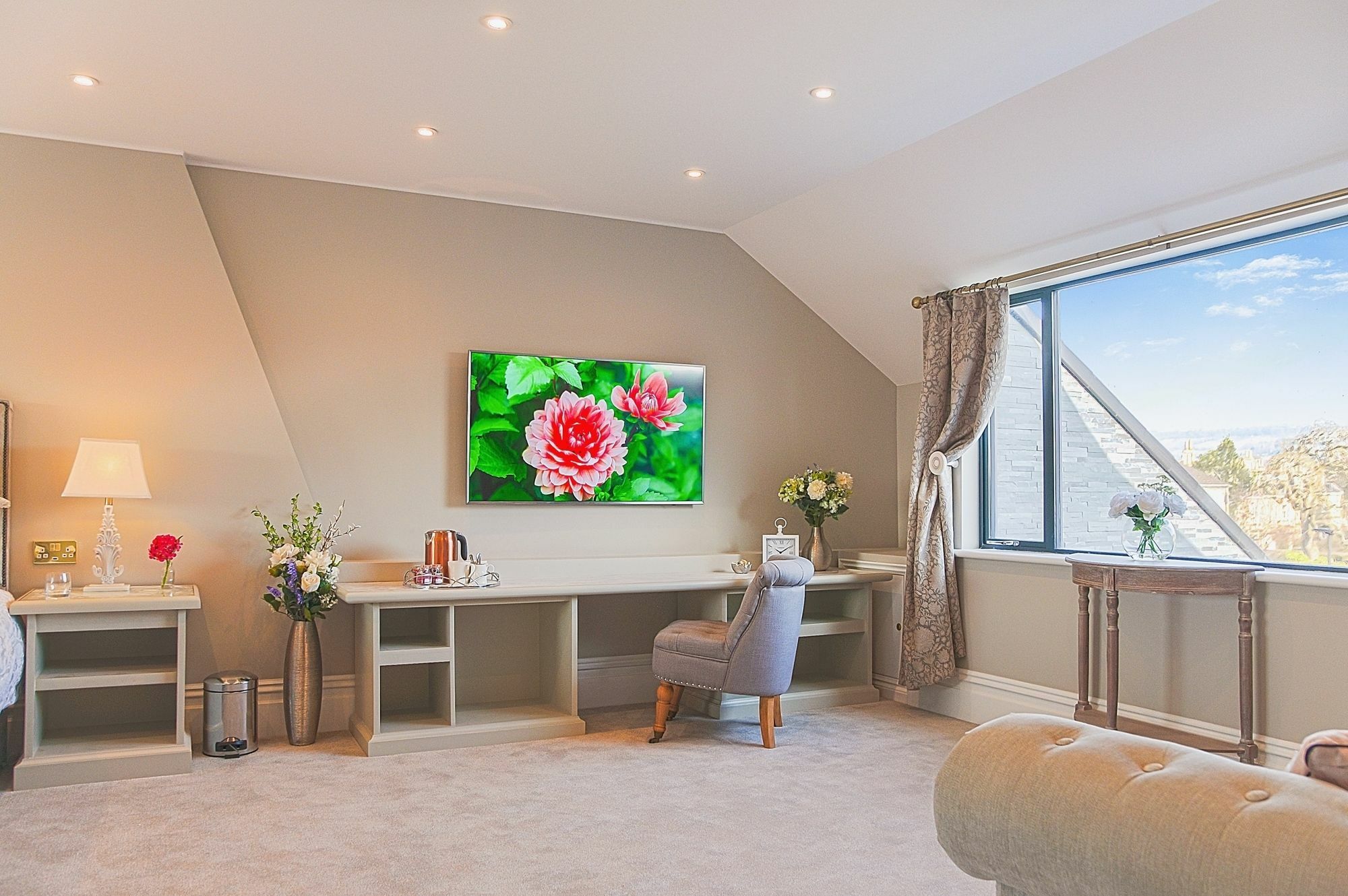 Bathen House Boutique Hotel Ngoại thất bức ảnh A room with a TV